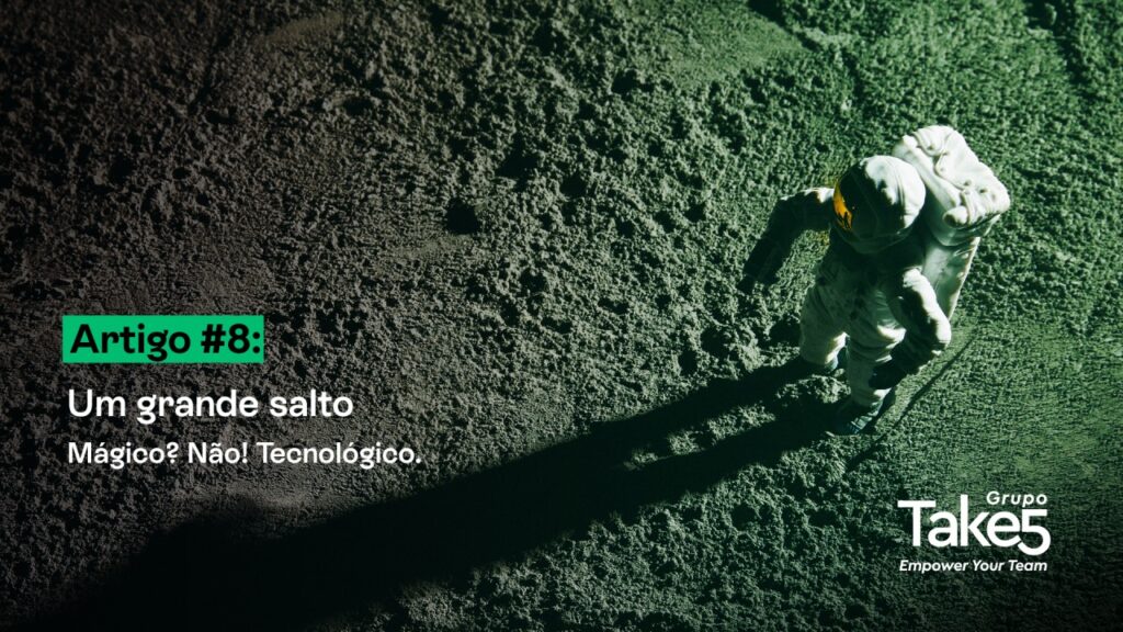 Astronauta caminhando sobre uma superfície que remete à Lua, visto de cima, simbolizando avanço tecnológico, inovação e grandes saltos impulsionados pela tecnologia no contexto do aprendizado e do futuro corporativo.