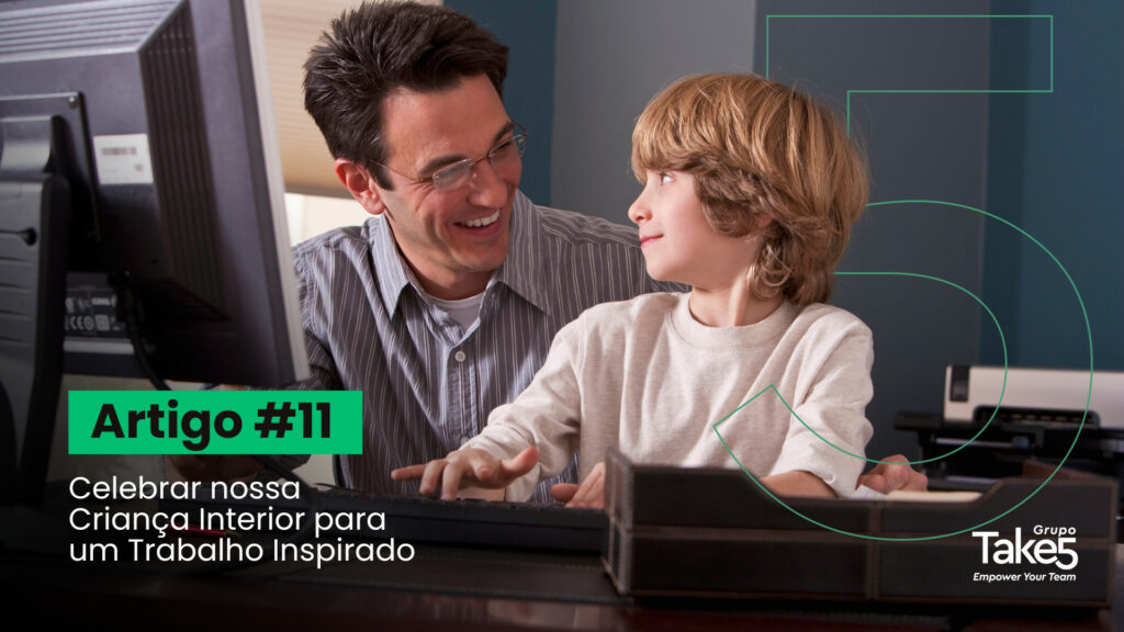 Homem adulto sorrindo ao lado de uma criança enquanto ambos utilizam um computador, em ambiente de trabalho, representando aprendizado colaborativo, estímulo à criatividade, troca intergeracional e conexão entre desenvolvimento profissional e curiosidade infantil.