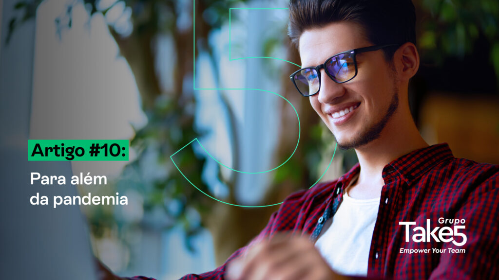 Homem jovem sorrindo enquanto trabalha em um notebook, em ambiente interno com plantas ao fundo, representando trabalho digital, adaptação ao novo contexto profissional e aprendizado no período pós-pandemia.