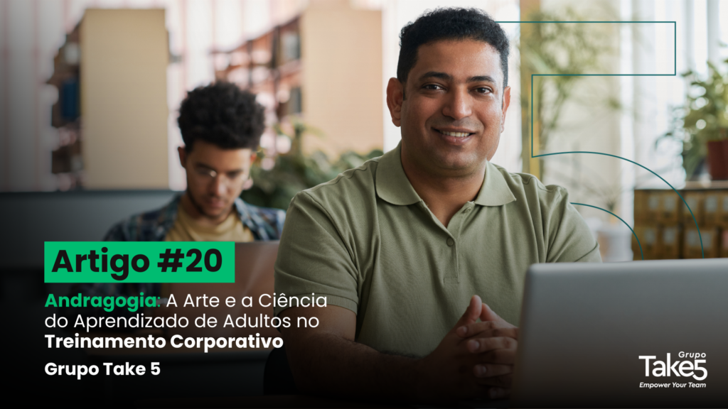 Homem sorrindo sentado à mesa com um notebook em ambiente de aprendizado, enquanto outra pessoa estuda ao fundo. À esquerda, texto em destaque: “Artigo #20 – Andragogia: A Arte e a Ciência do Aprendizado de Adultos no Treinamento Corporativo – Grupo Take 5”. A cena representa educação corporativa, aprendizagem de adultos e desenvolvimento profissional. No canto inferior direito, identidade visual do Grupo Take5 com selo de 30 anos.