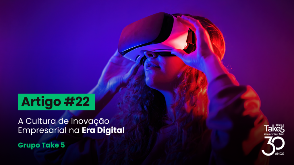 Pessoa utilizando óculos de realidade virtual sob iluminação em tons de azul e roxo, com expressão de imersão e foco. À esquerda, texto em destaque: “Artigo #22 – A Cultura de Inovação Empresarial na Era Digital – Grupo Take 5”. A cena simboliza inovação, tecnologia, transformação digital e novas formas de aprendizagem. À direita, identidade visual do Grupo Take5 com selo de 30 anos.