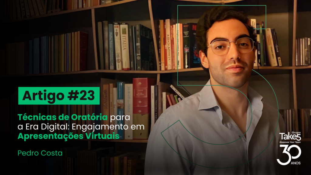 Homem em ambiente interno com estante de livros ao fundo, usando óculos e camisa clara, com postura profissional. À esquerda, texto em destaque: “Artigo #23 – Técnicas de Oratória para a Era Digital: Engajamento em Apresentações Virtuais – Pedro Costa”. À direita, identidade visual do Grupo Take5 com selo de 30 anos.
