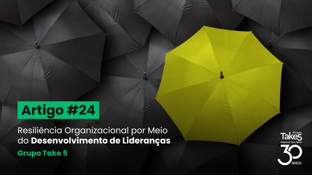 Guarda-chuvas pretos vistos de cima, com um guarda-chuva verde em destaque ao centro, simbolizando diferenciação, liderança e resiliência em meio a desafios. À esquerda, texto em destaque: “Artigo #24 – Resiliência Organizacional por Meio do Desenvolvimento de Lideranças – Grupo Take 5”. À direita, identidade visual do Grupo Take5 com selo de 30 anos.