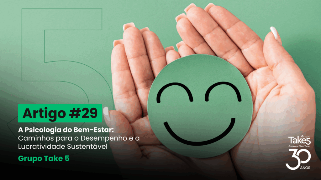 Mãos em concha segurando um ícone verde de rosto sorridente, simbolizando bem-estar, saúde emocional e equilíbrio. À esquerda, texto em destaque: “Artigo #29 – A Psicologia do Bem-Estar: Caminhos para o Desempenho e a Lucratividade Sustentável – Grupo Take 5”. À direita, identidade visual do Grupo Take5 com selo de 30 anos.