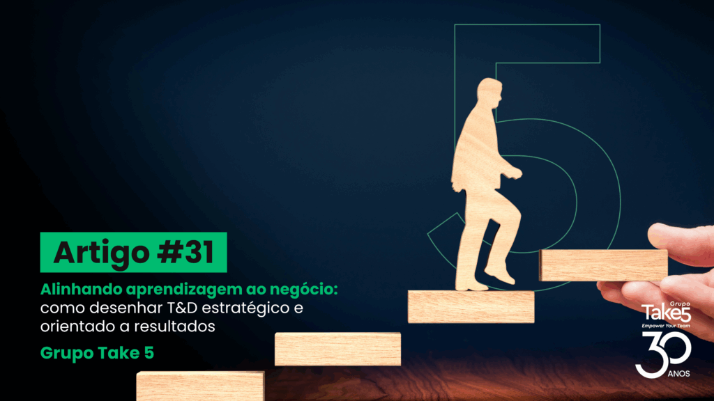 Figura humana em madeira subindo degraus com apoio de uma mão, simbolizando evolução profissional, alinhamento entre aprendizagem e negócio e resultados estratégicos, ilustrando o Artigo #31 do Grupo Take 5.