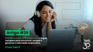 Mulher usando fones de ouvido participa de treinamento online em notebook, representando educação corporativa em plataforma LMS/LXP, com identidade visual do Grupo Take 5.