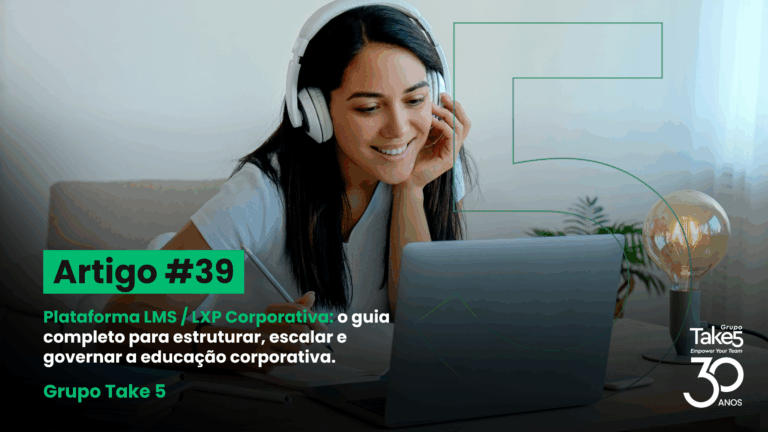 Mulher usando fones de ouvido participa de treinamento online em notebook, representando educação corporativa em plataforma LMS/LXP, com identidade visual do Grupo Take 5.