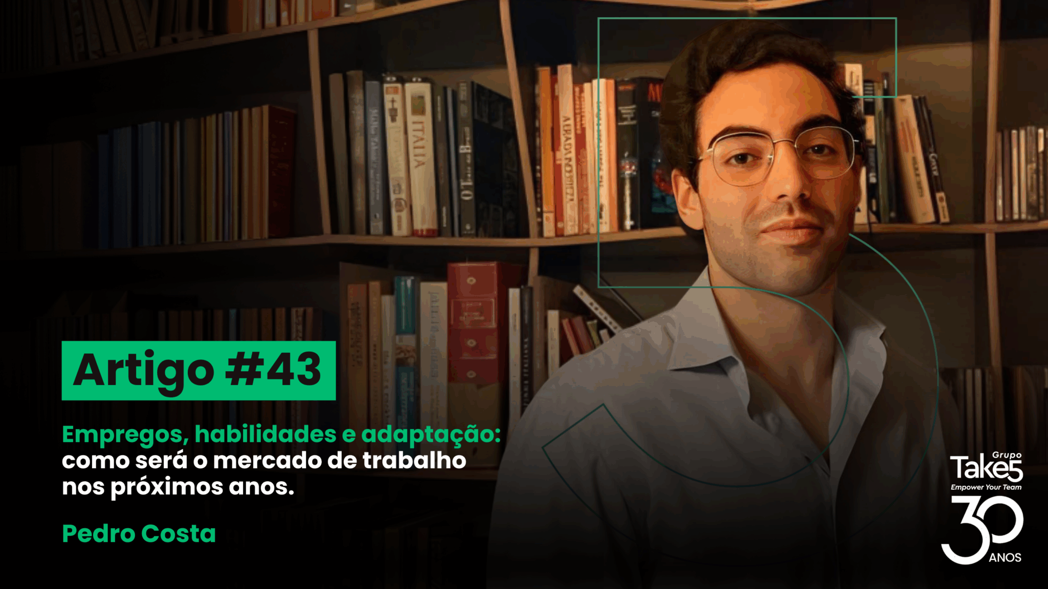 Homem jovem de camisa clara e óculos, em frente a uma estante de livros, ilustrando artigo sobre empregos, habilidades e adaptação no mercado de trabalho futuro.