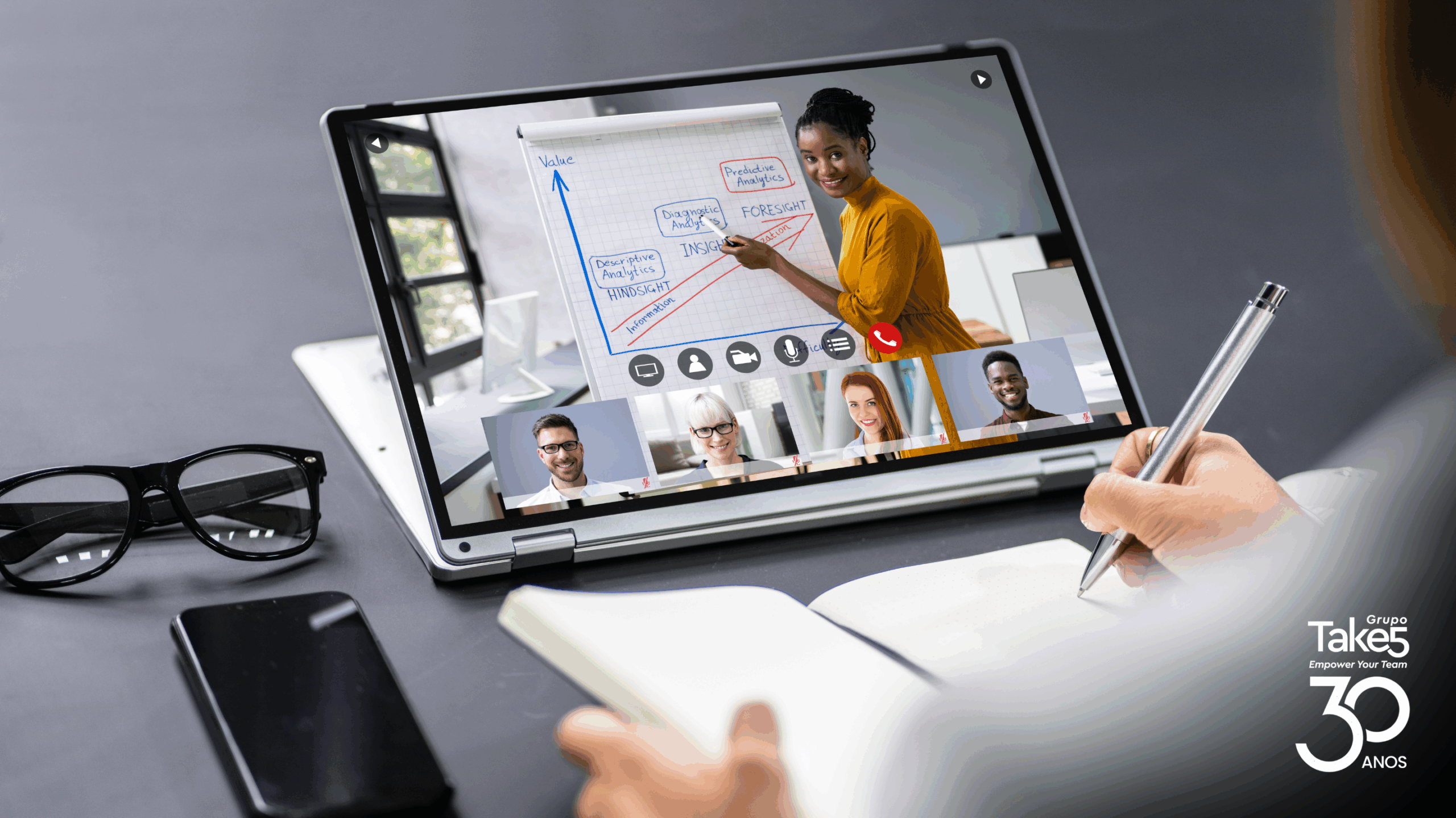 Profissional assiste a aula online ao vivo em tablet, com instrutora apresentando gráfico de analytics em videoconferência, representando treinamento e educação corporativa digital do Grupo Take 5.