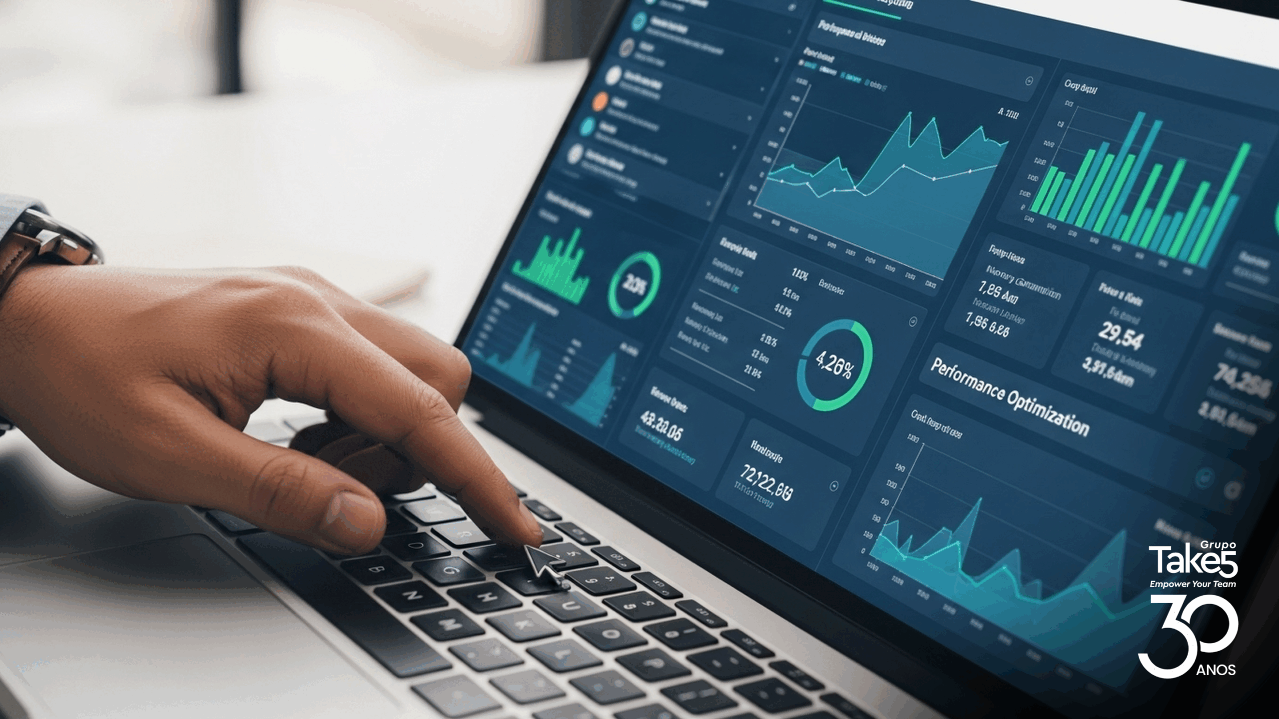 Profissional analisa dashboard com gráficos e indicadores de performance em notebook, representando inteligência de dados, análise de métricas e tomada de decisão na educação corporativa do Grupo Take 5.