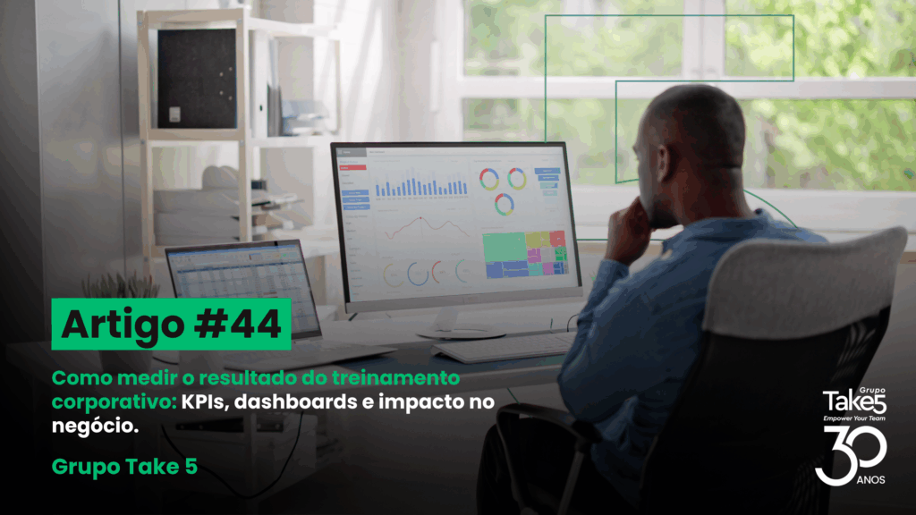 Profissional analisando dashboards e KPIs em computador para medir resultados de treinamento corporativo.