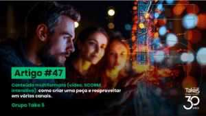 Profissionais interagindo com interface digital para criação de conteúdo multiformato na educação corporativa.