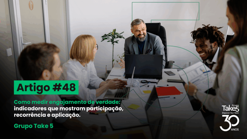 Equipe em reunião colaborativa discutindo resultados e participação em ambiente corporativo.