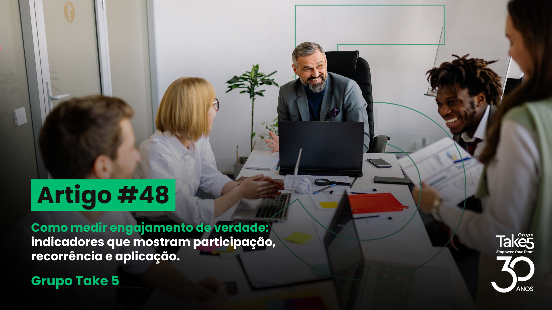 Equipe em reunião colaborativa discutindo resultados e participação em ambiente corporativo.