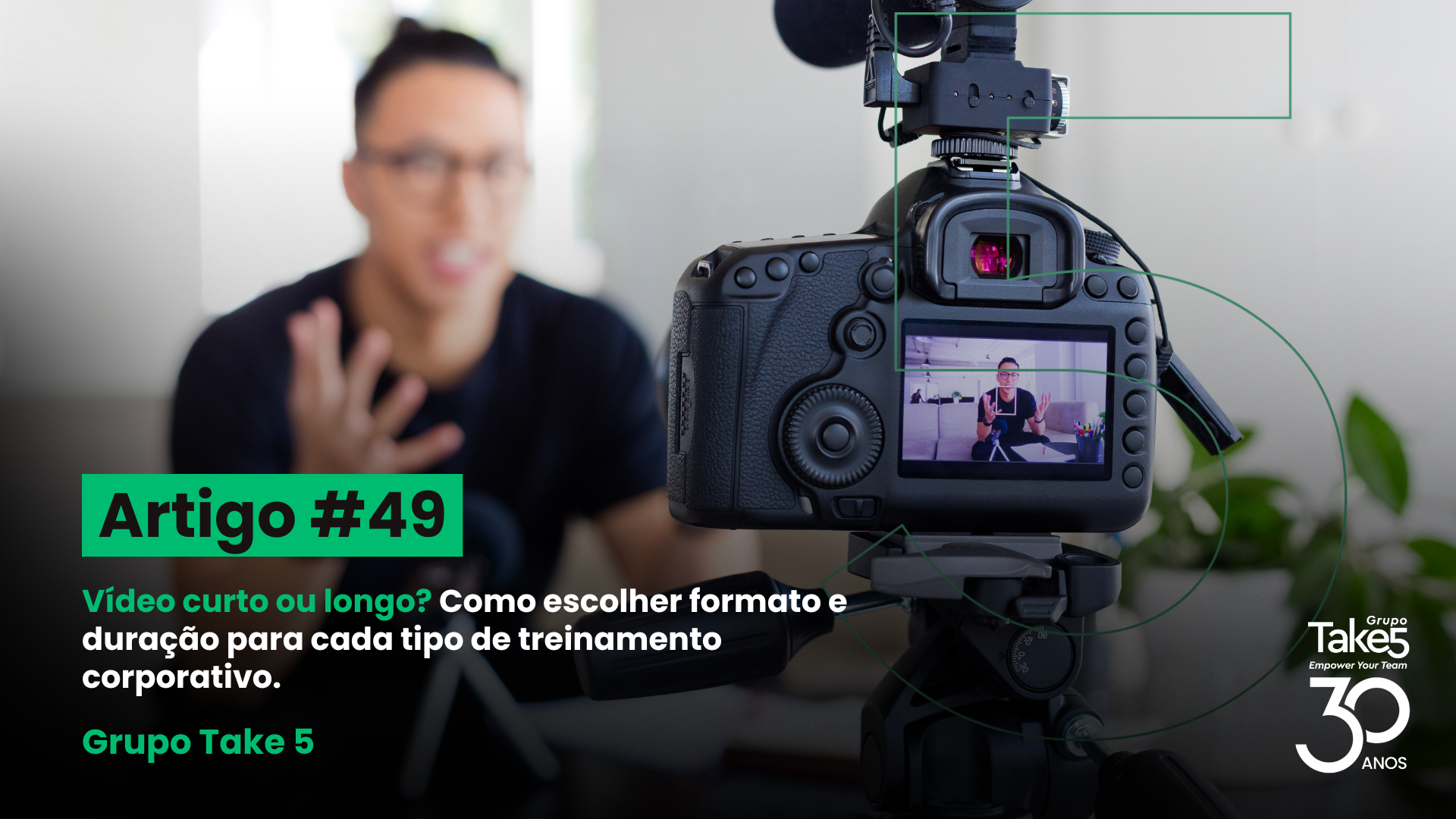 Gravação de vídeo com câmera profissional para produção de conteúdo educacional corporativo.