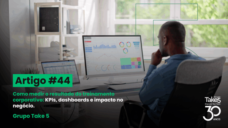 Profissional analisando dashboards e KPIs em computador para medir resultados de treinamento corporativo.