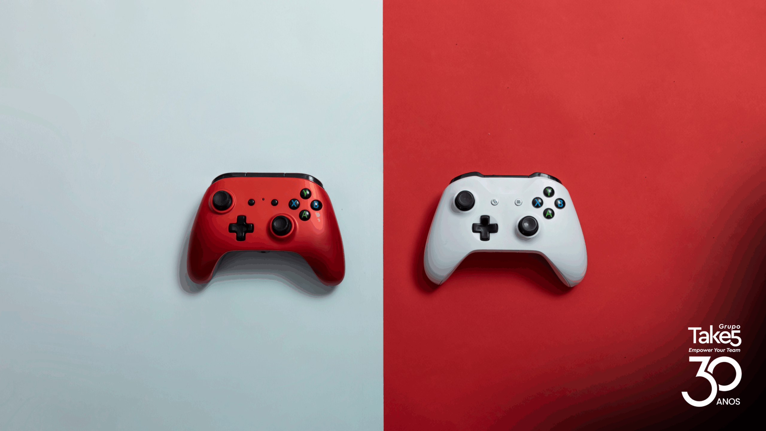 Controles de videogame em cores diferentes simbolizando escolhas, estratégias e abordagens de gamificação.