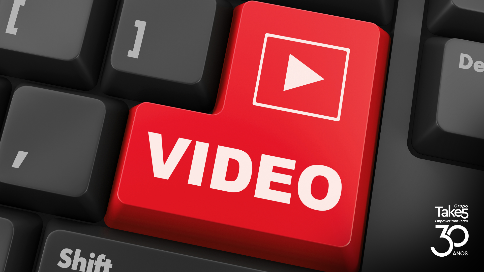 Tecla de vídeo representando consumo de conteúdos audiovisuais em treinamentos corporativos.