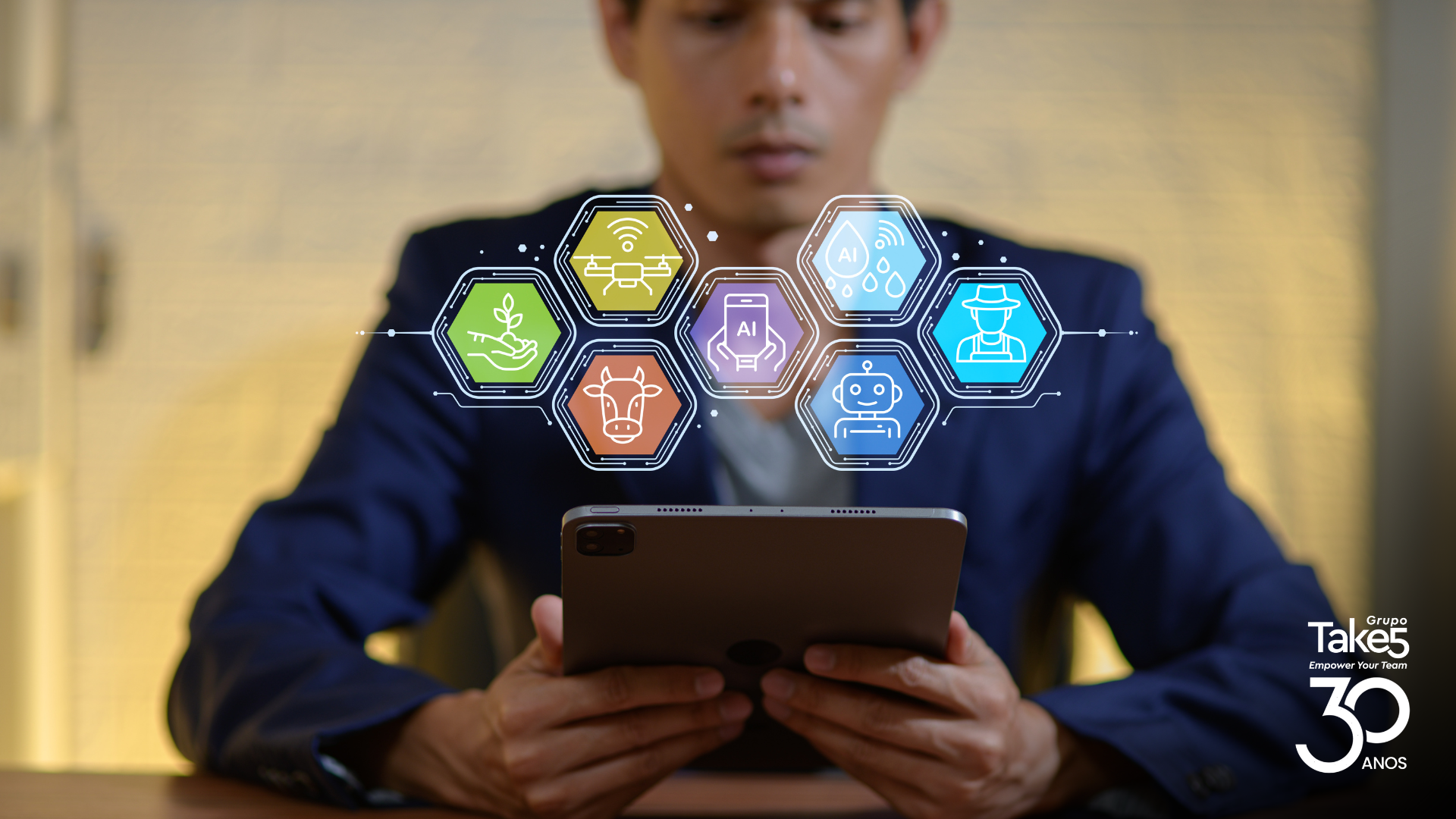 Profissional utilizando tablet com ícones digitais representando conteúdos interativos e tecnologias educacionais.