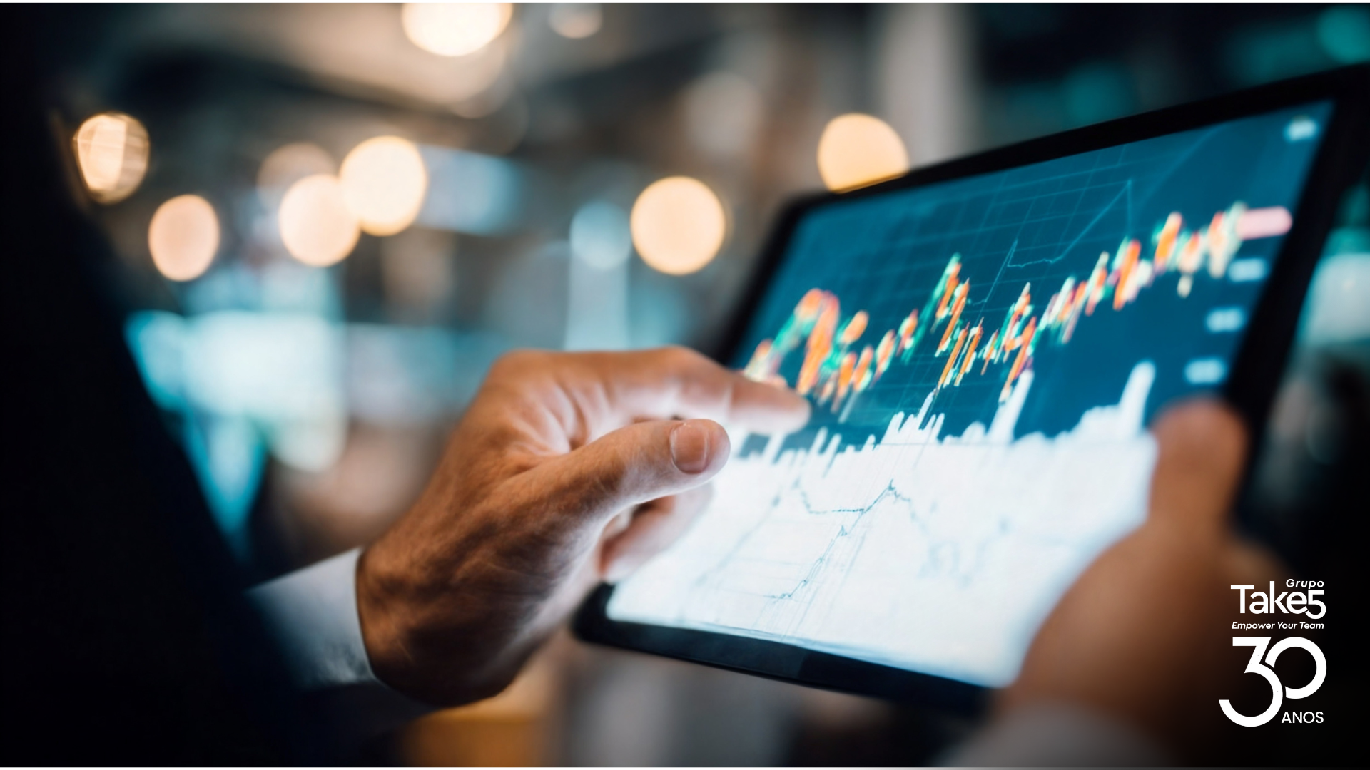 Interação com dashboard em tablet para acompanhamento de indicadores e resultados.