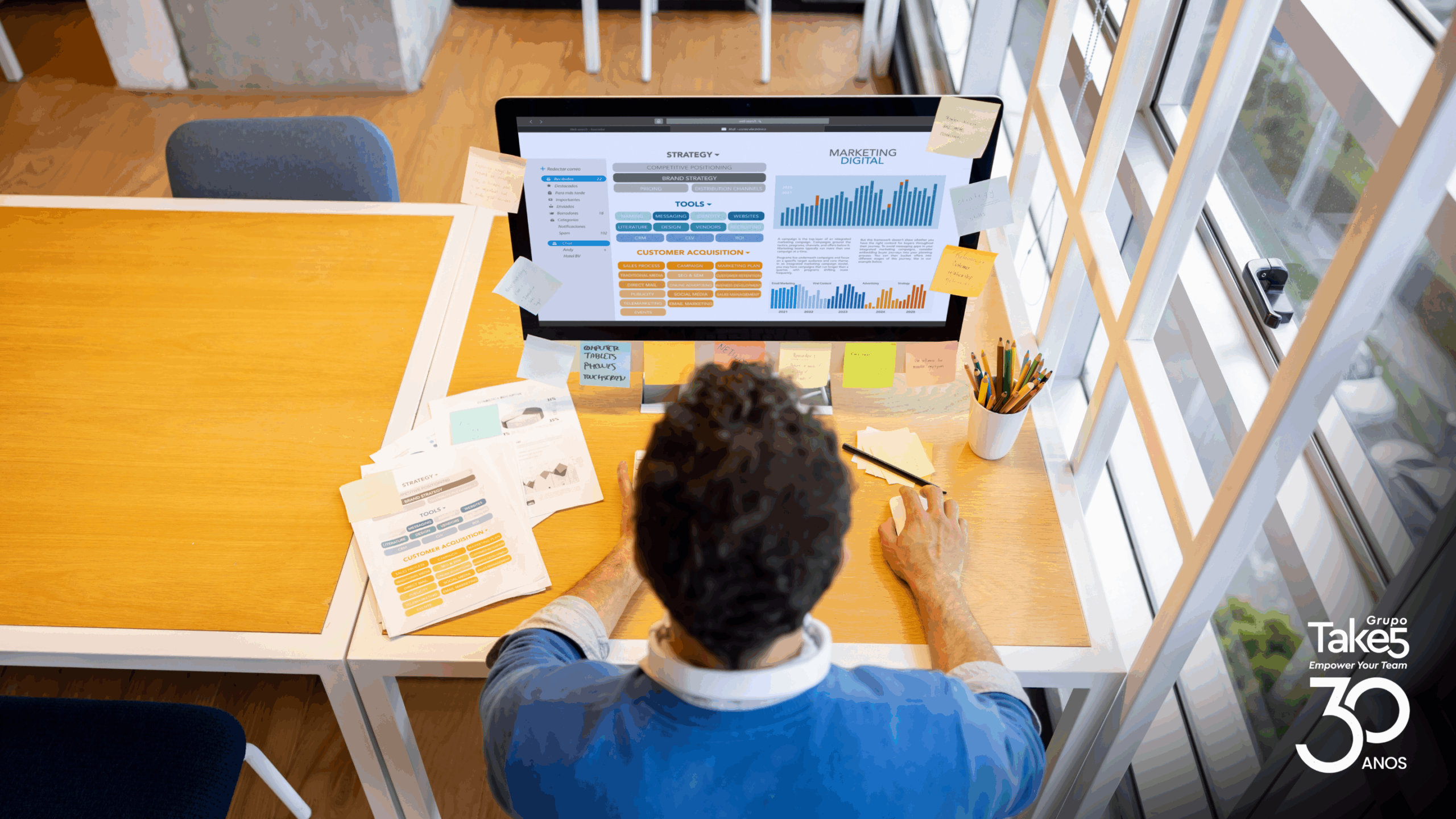 Planejamento estratégico com análise de dados, métricas e marketing digital em ambiente corporativo.