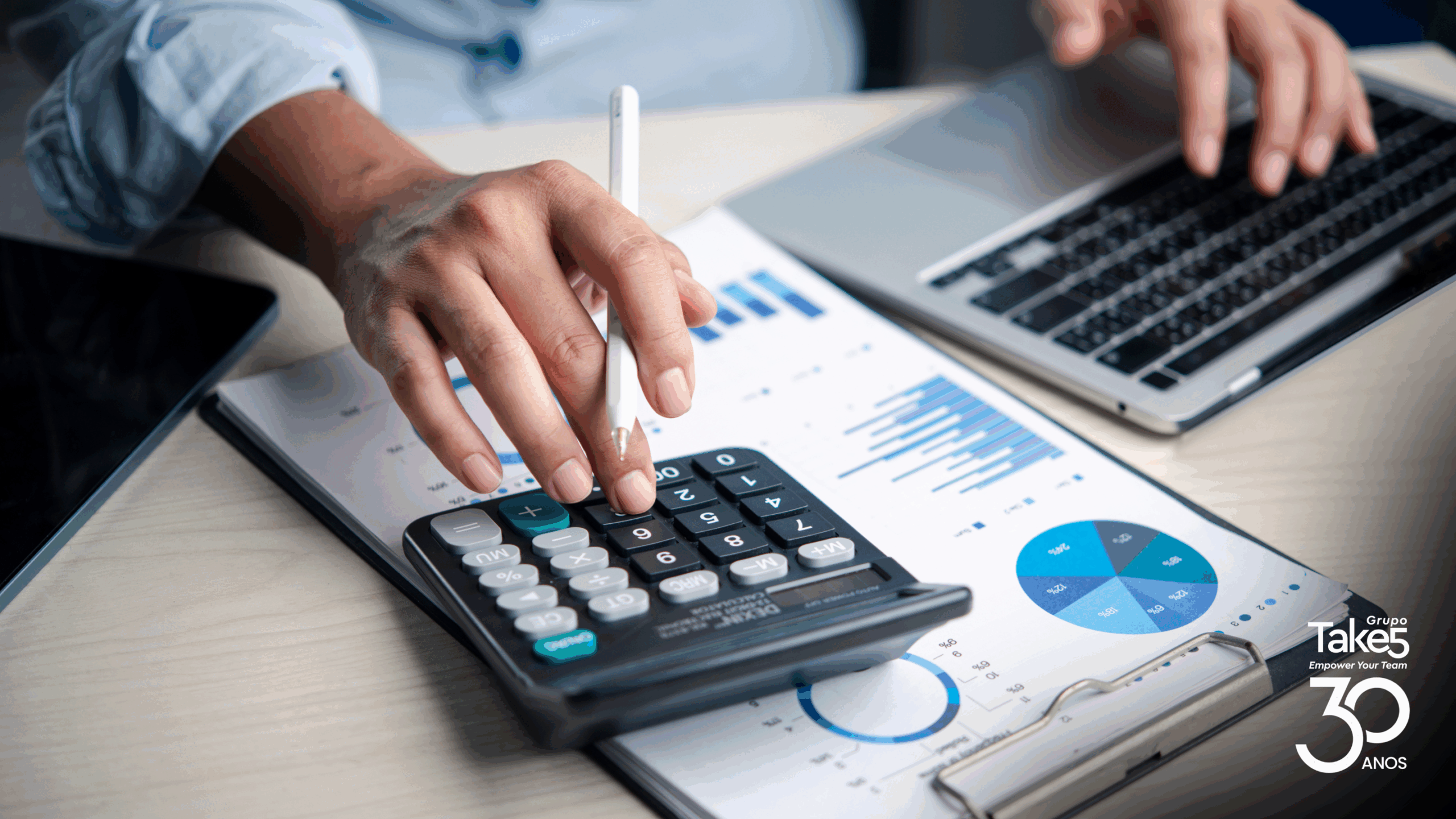 Análise de dados financeiros com calculadora, gráficos e relatórios de desempenho corporativo.